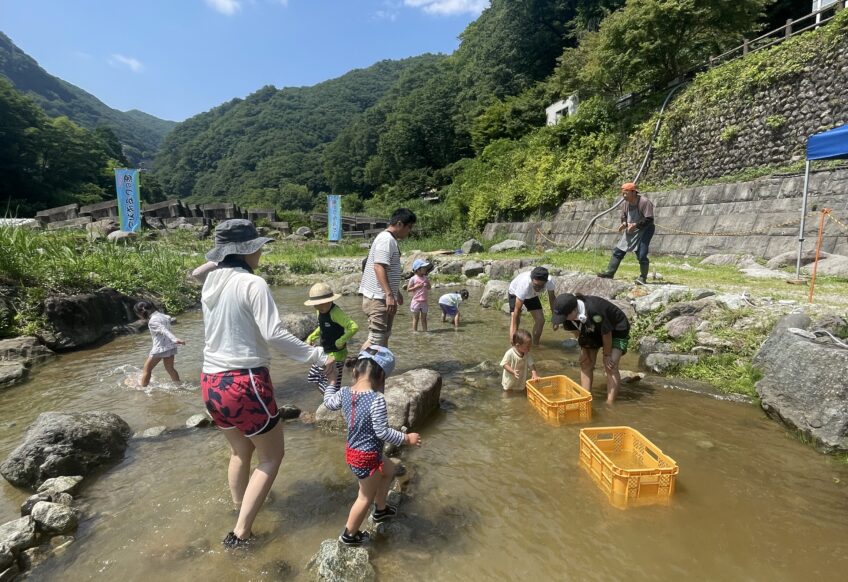 魚のつかみどり in川治